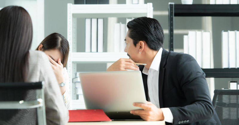 employer talking to an stressed employee