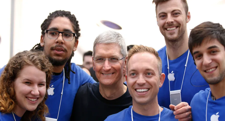 Apple employees taking a photo with Apple's CEO
