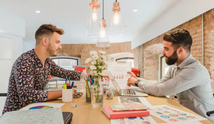 two team members trying to achieve marketing innovation