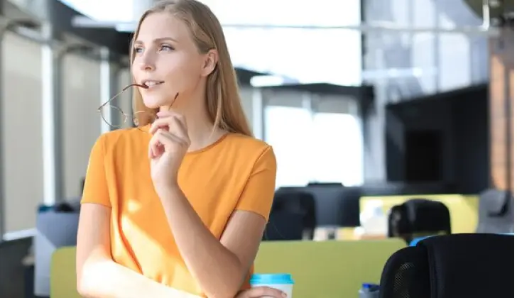 an employee with critical thinking