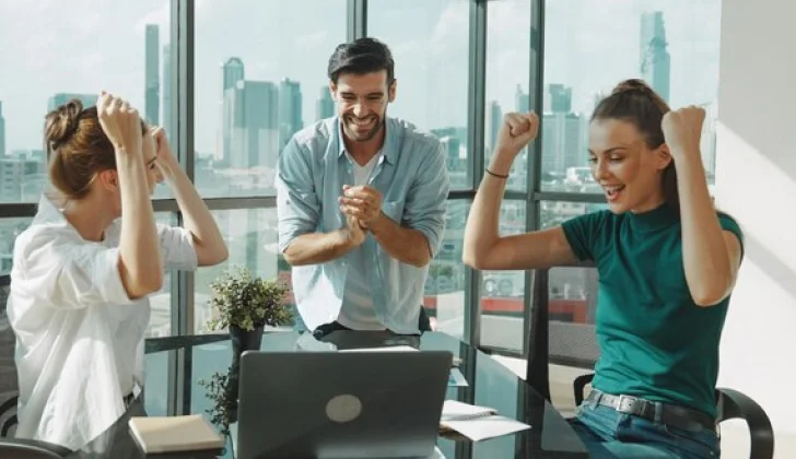 employees getting motivated at work
