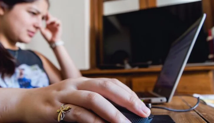 a women using a mouse at work
