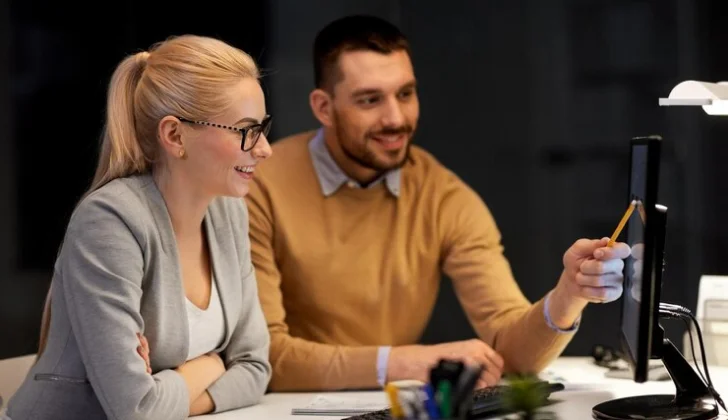 two employees discussing a project