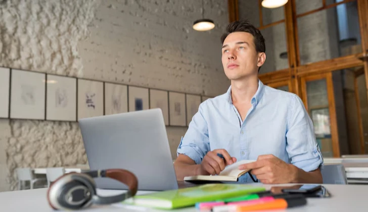 an employer organizing tasks