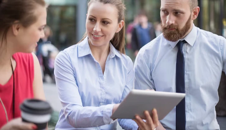 some employees discussing a project's performance