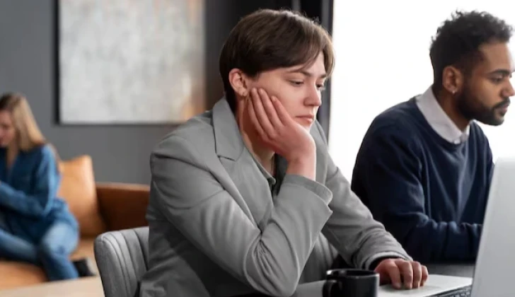 an employee working next to a co-worker